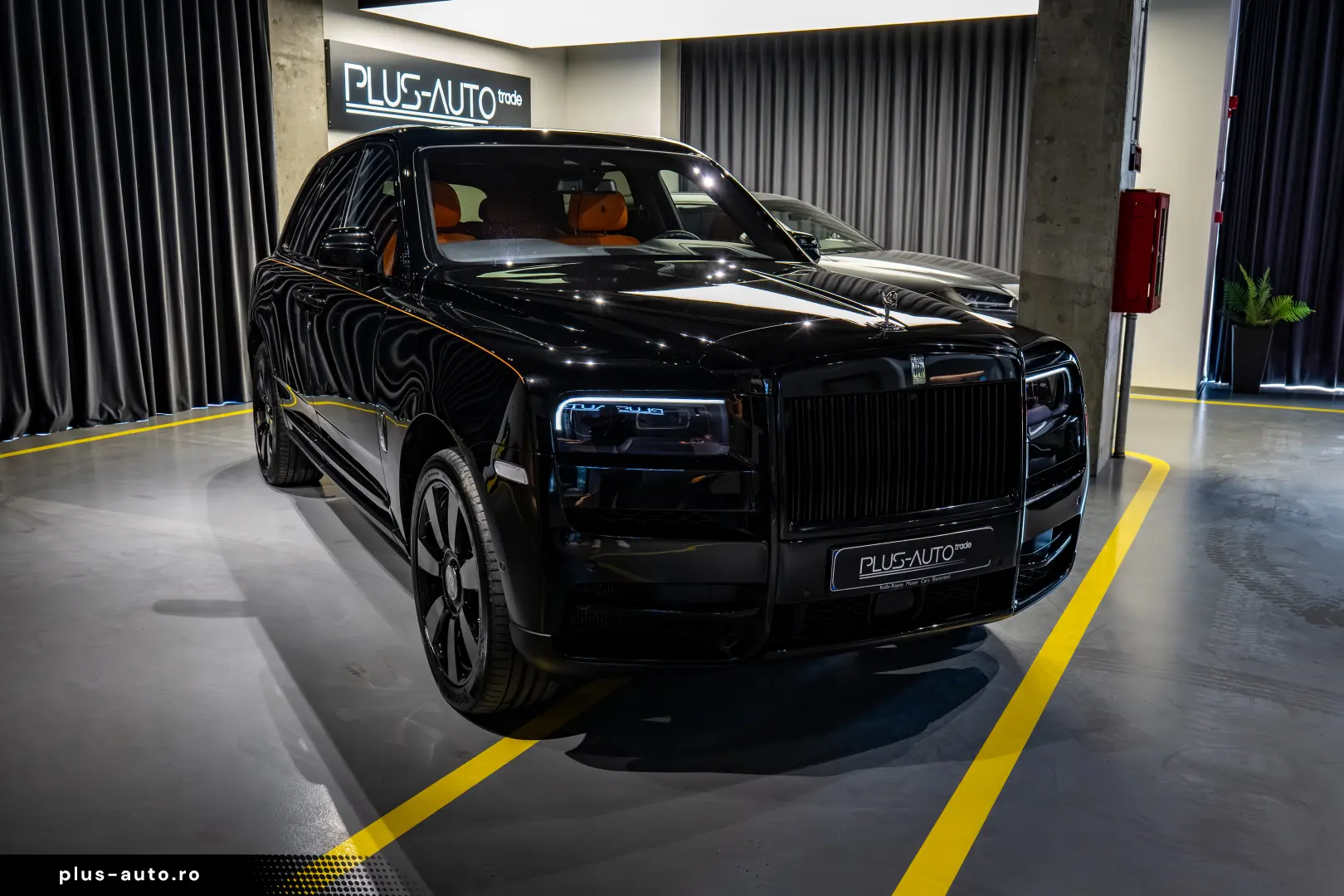Rolls-Royce Cullinan   Bespoke   Rear Entertainment