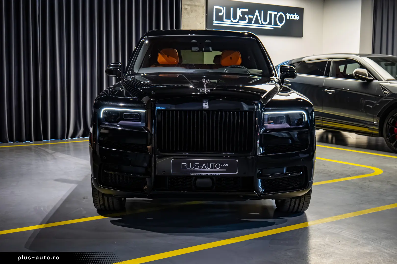 Rolls-Royce Cullinan   Bespoke   Rear Entertainment