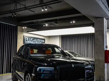 Rolls-Royce Cullinan   Bespoke   Rear Entertainment