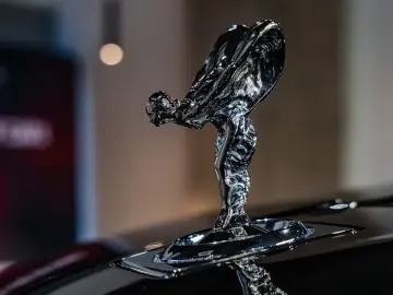 Rolls-Royce Cullinan   Bespoke   Rear Entertainment