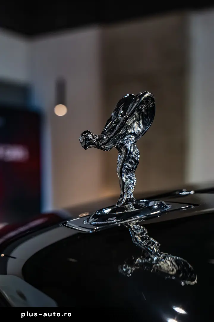 Rolls-Royce Cullinan   Bespoke   Rear Entertainment