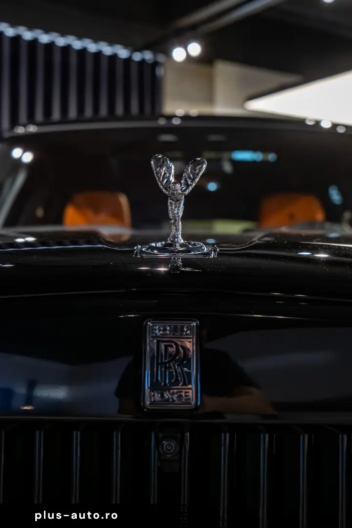 Rolls-Royce Cullinan   Bespoke   Rear Entertainment