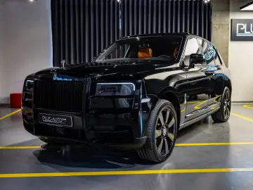 Rolls-Royce Cullinan   Bespoke   Rear Entertainment