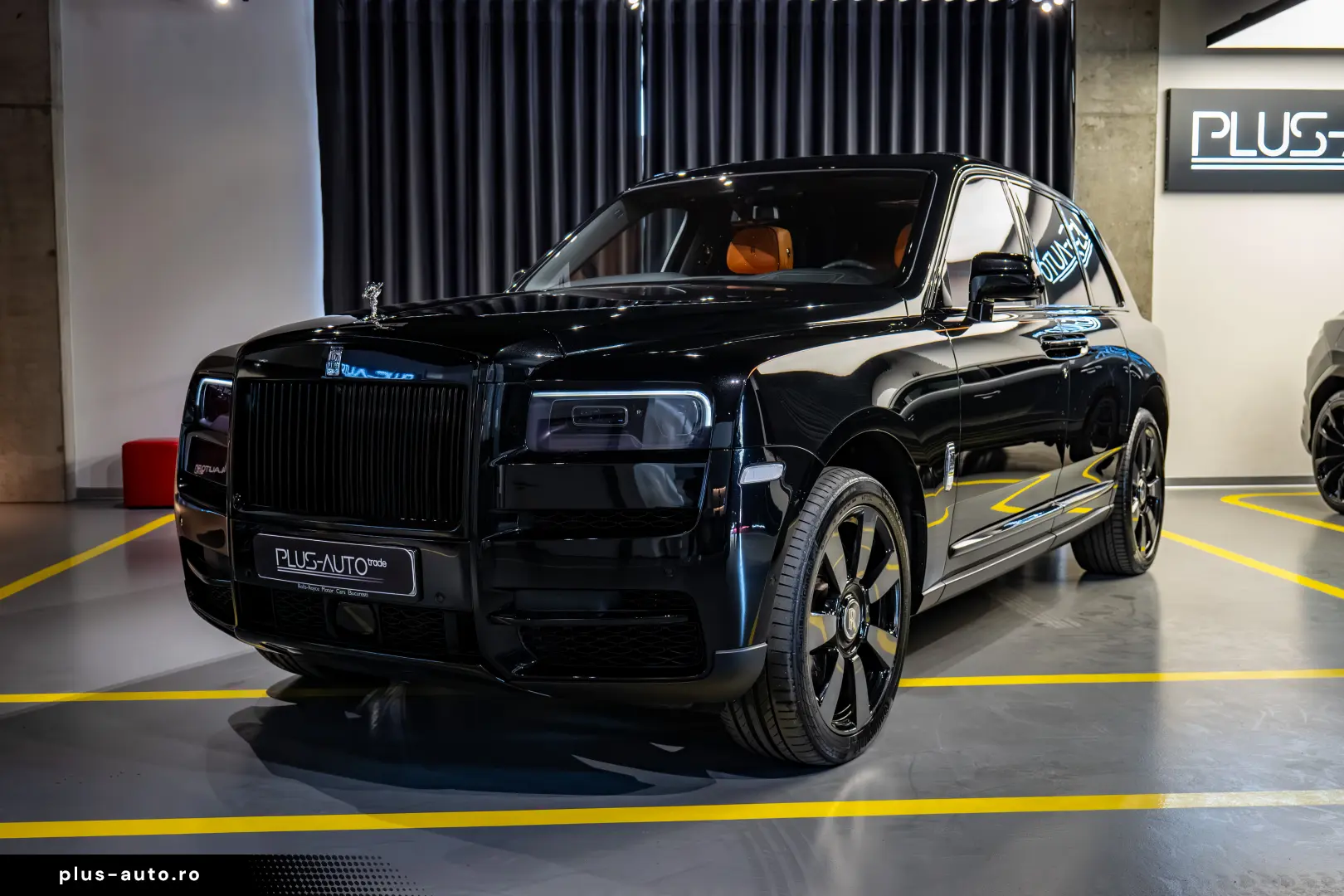 Rolls-Royce Cullinan   Bespoke   Rear Entertainment