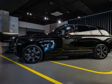 Rolls-Royce Cullinan   Bespoke   Rear Entertainment