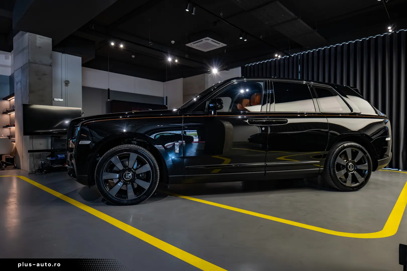 Rolls-Royce Cullinan   Bespoke   Rear Entertainment