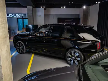 Rolls-Royce Cullinan   Bespoke   Rear Entertainment