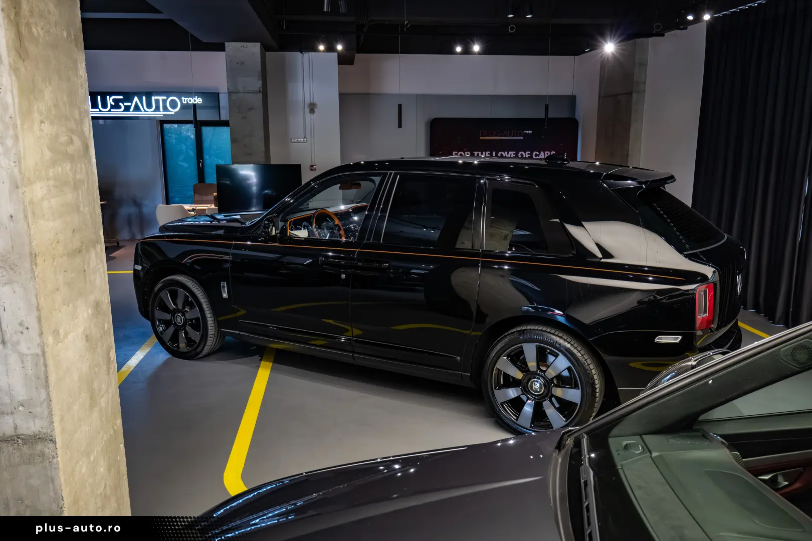 Rolls-Royce Cullinan   Bespoke   Rear Entertainment