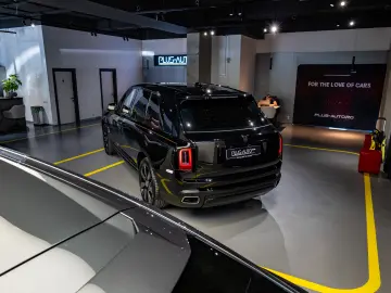 Rolls-Royce Cullinan   Bespoke   Rear Entertainment