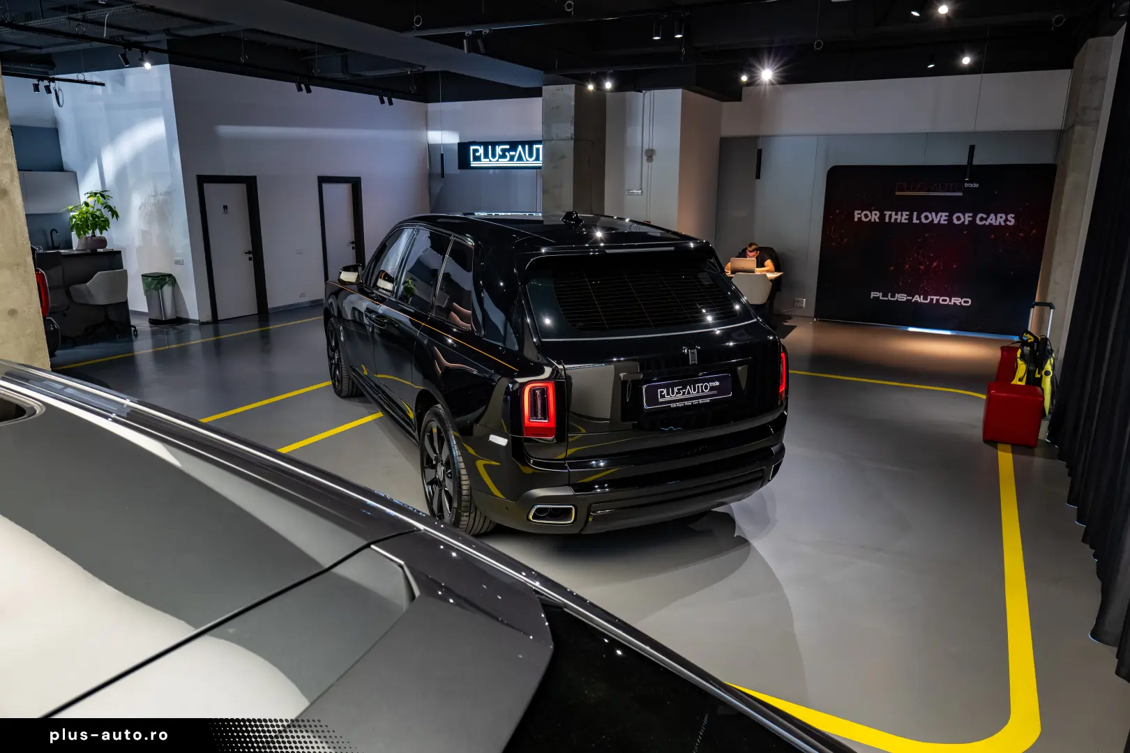 Rolls-Royce Cullinan   Bespoke   Rear Entertainment