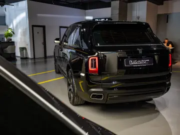 Rolls-Royce Cullinan   Bespoke   Rear Entertainment