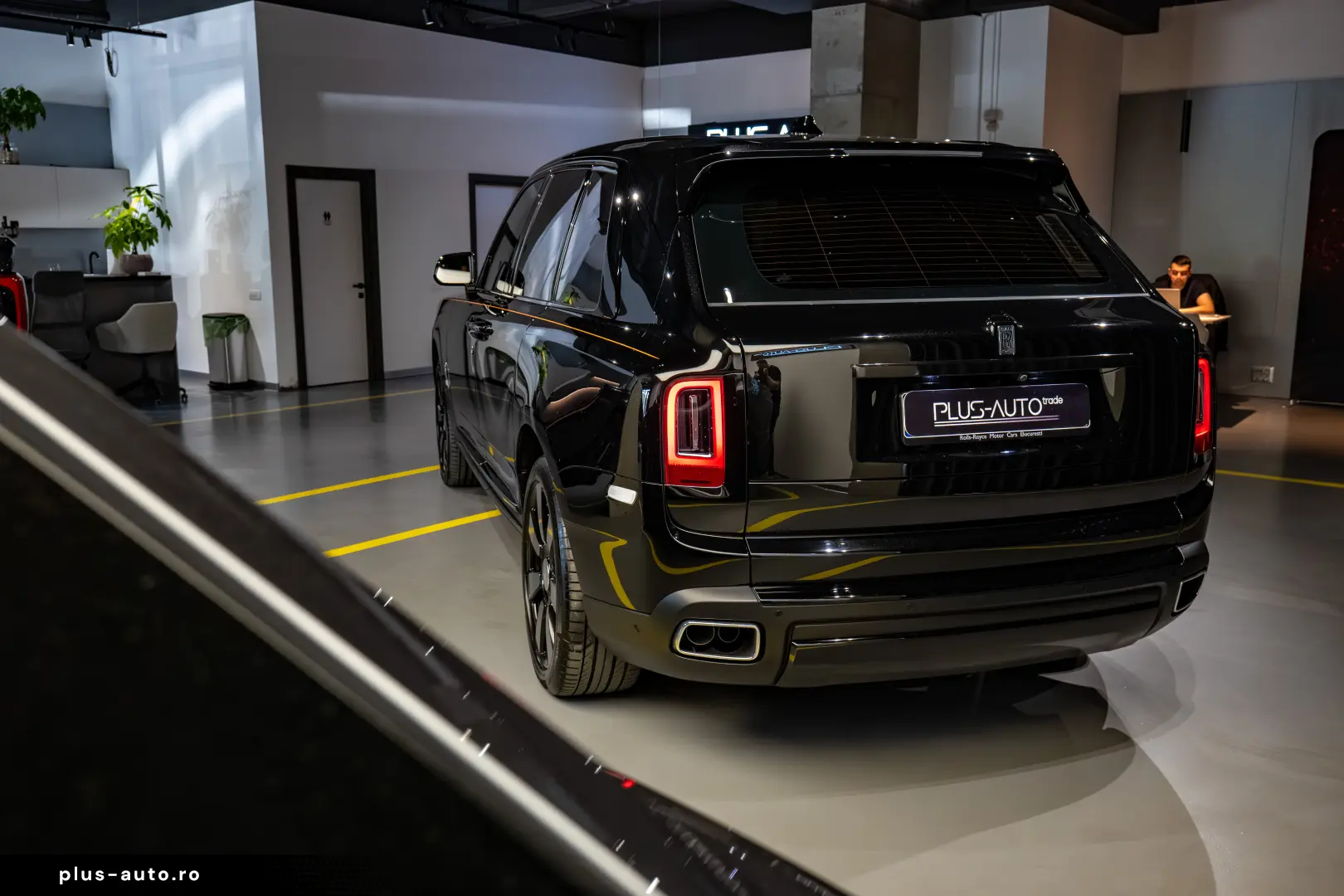 Rolls-Royce Cullinan   Bespoke   Rear Entertainment