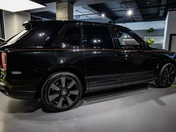 Rolls-Royce Cullinan   Bespoke   Rear Entertainment