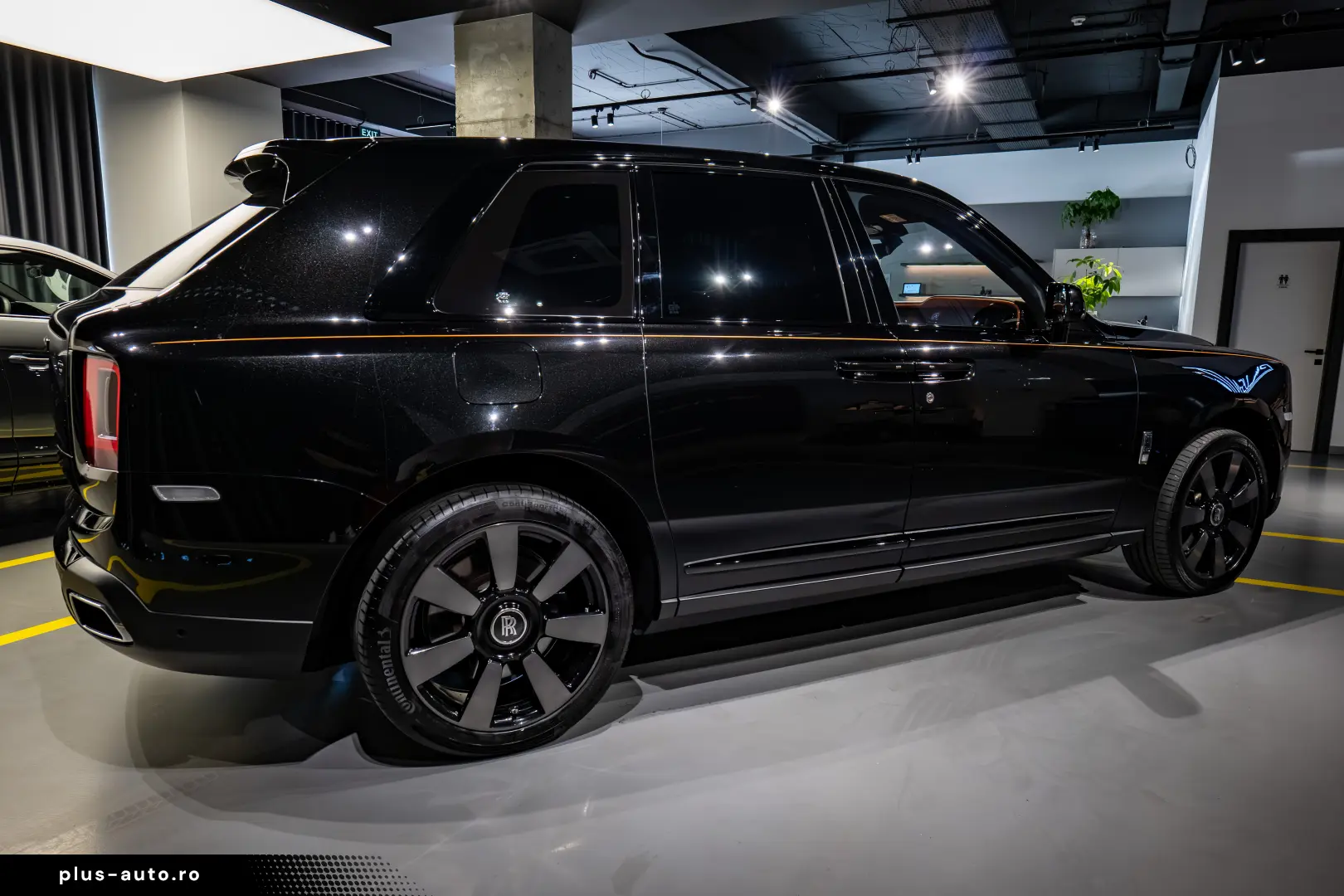 Rolls-Royce Cullinan   Bespoke   Rear Entertainment