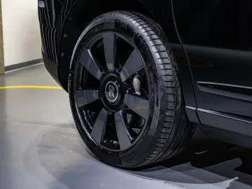 Rolls-Royce Cullinan   Bespoke   Rear Entertainment