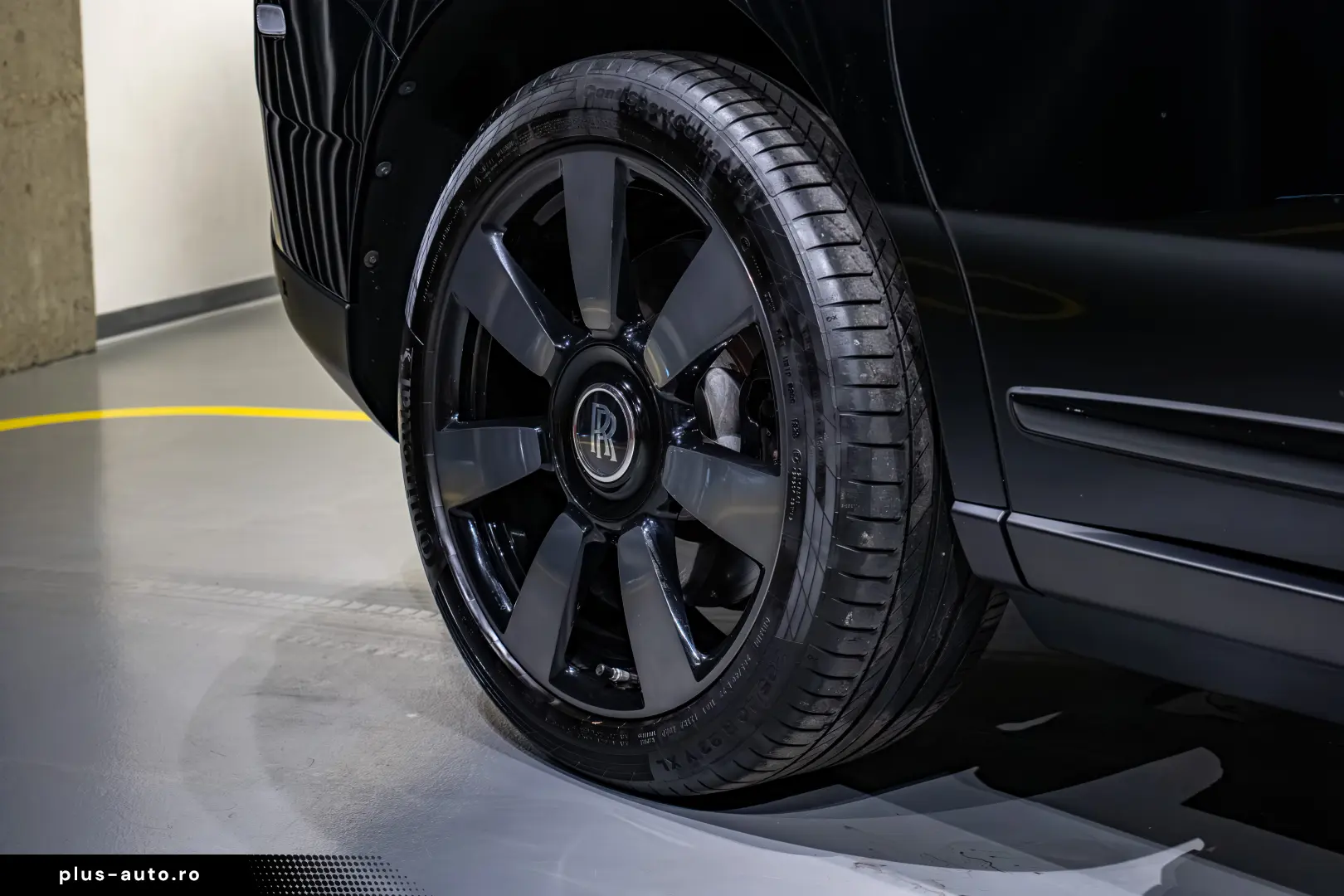 Rolls-Royce Cullinan   Bespoke   Rear Entertainment