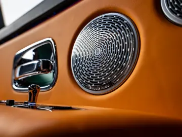 Rolls-Royce Cullinan   Bespoke   Rear Entertainment