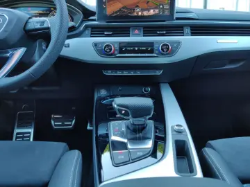 Audi A4 Avant 40 TDI with 2x S line Pano S seats