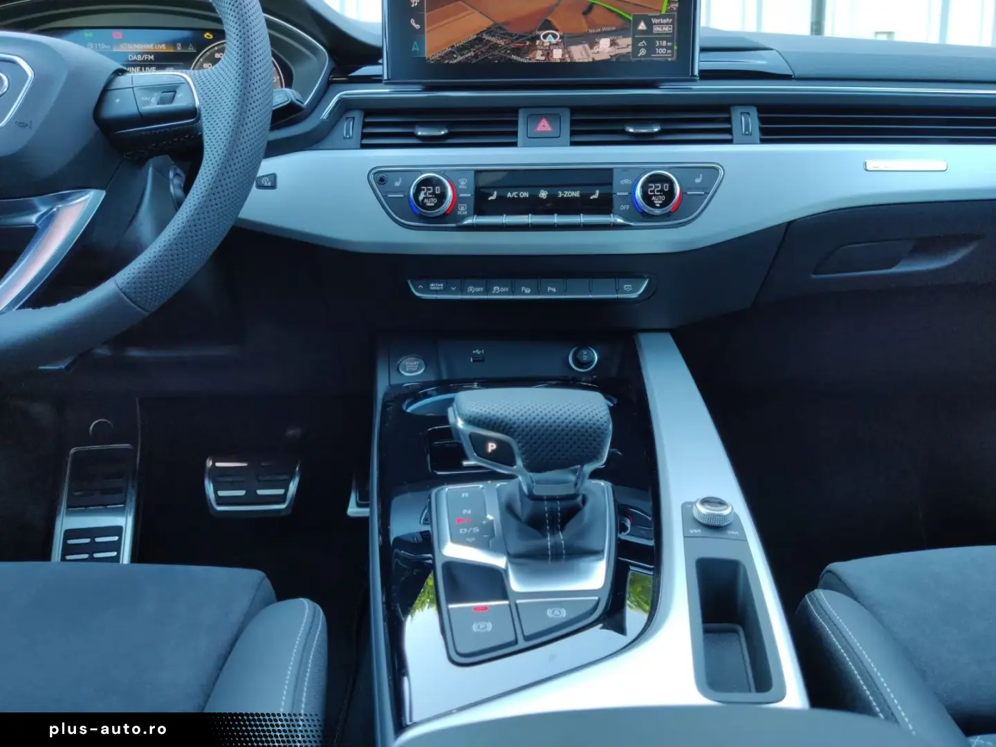 Audi A4 Avant 40 TDI with 2x S line Pano S seats