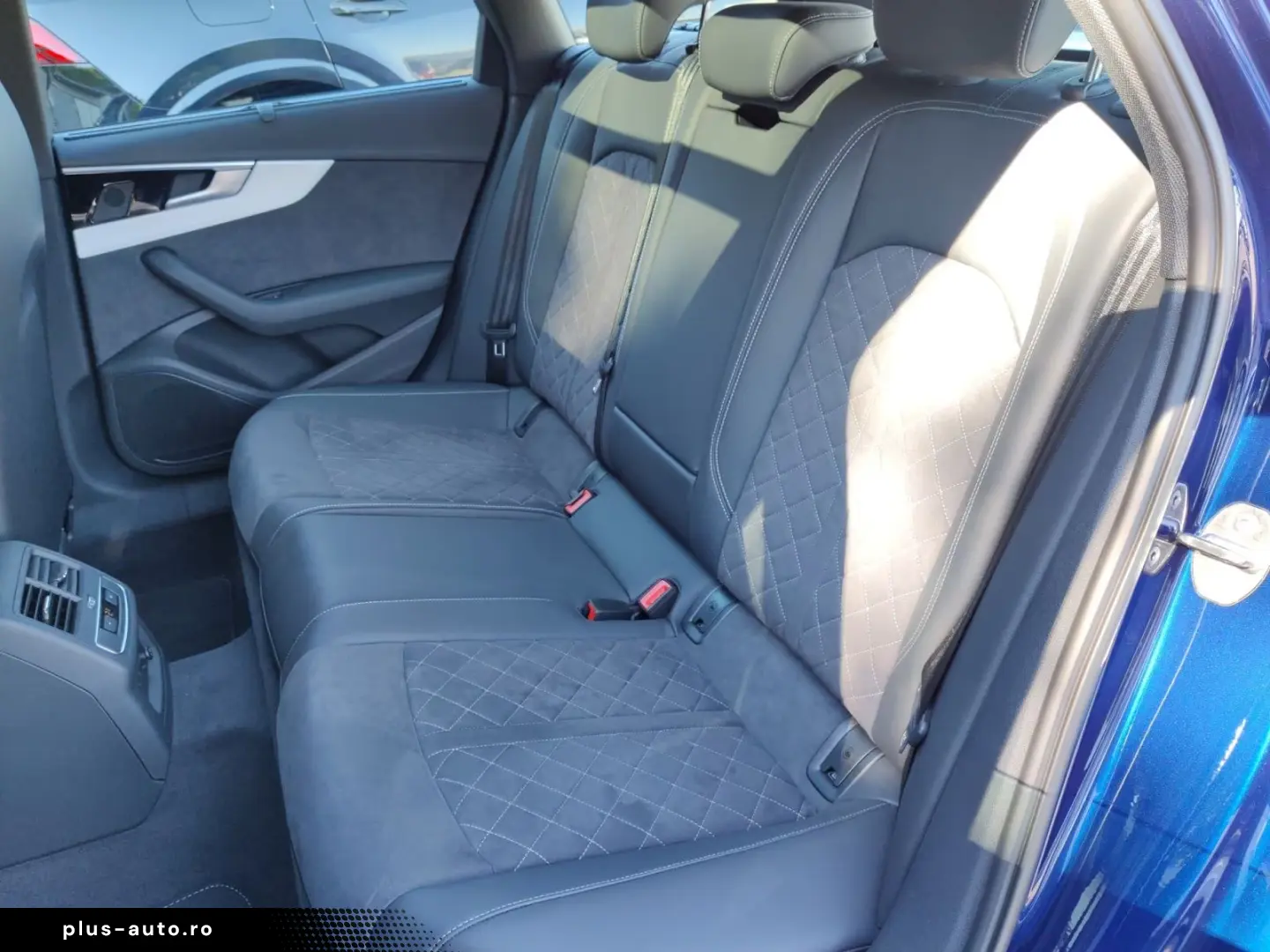 Audi A4 Avant 40 TDI with 2x S line Pano S seats