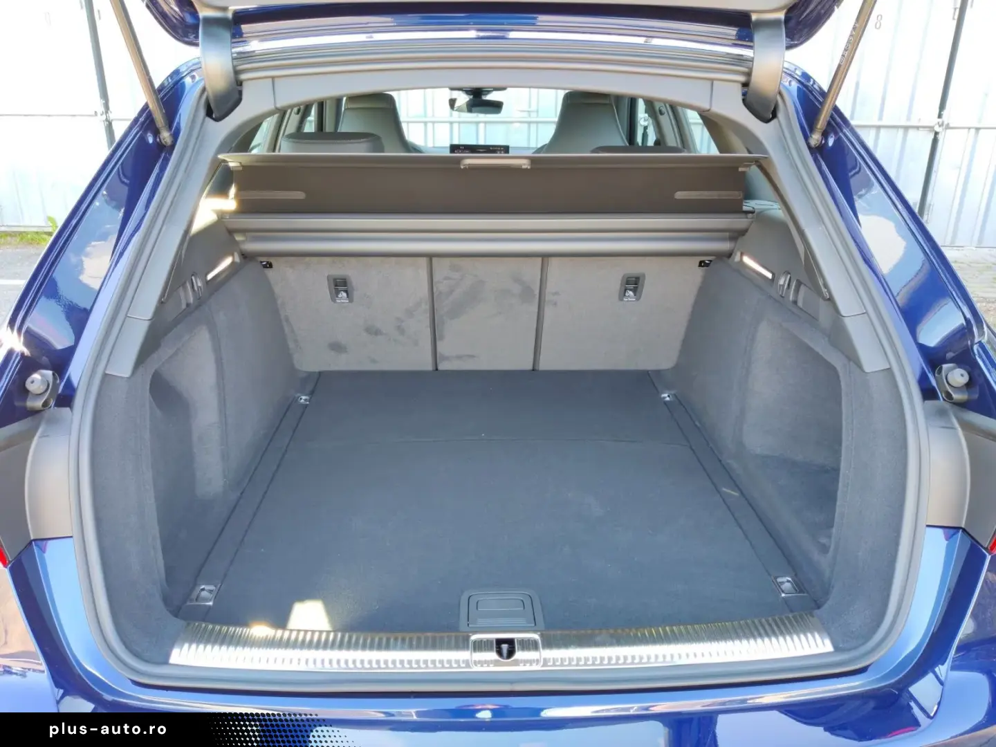 Audi A4 Avant 40 TDI with 2x S line Pano S seats