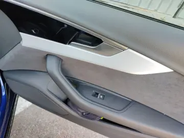 Audi A4 Avant 40 TDI with 2x S line Pano S seats