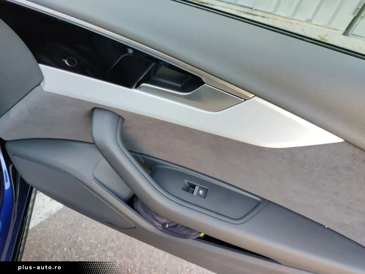 Audi A4 Avant 40 TDI with 2x S line Pano S seats