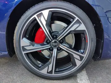 Audi A4 Avant 40 TDI with 2x S line Pano S seats