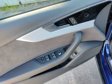 Audi A4 Avant 40 TDI with 2x S line Pano S seats