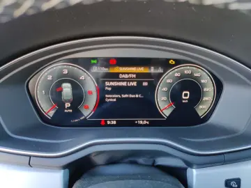 Audi A4 Avant 40 TDI with 2x S line Pano S seats