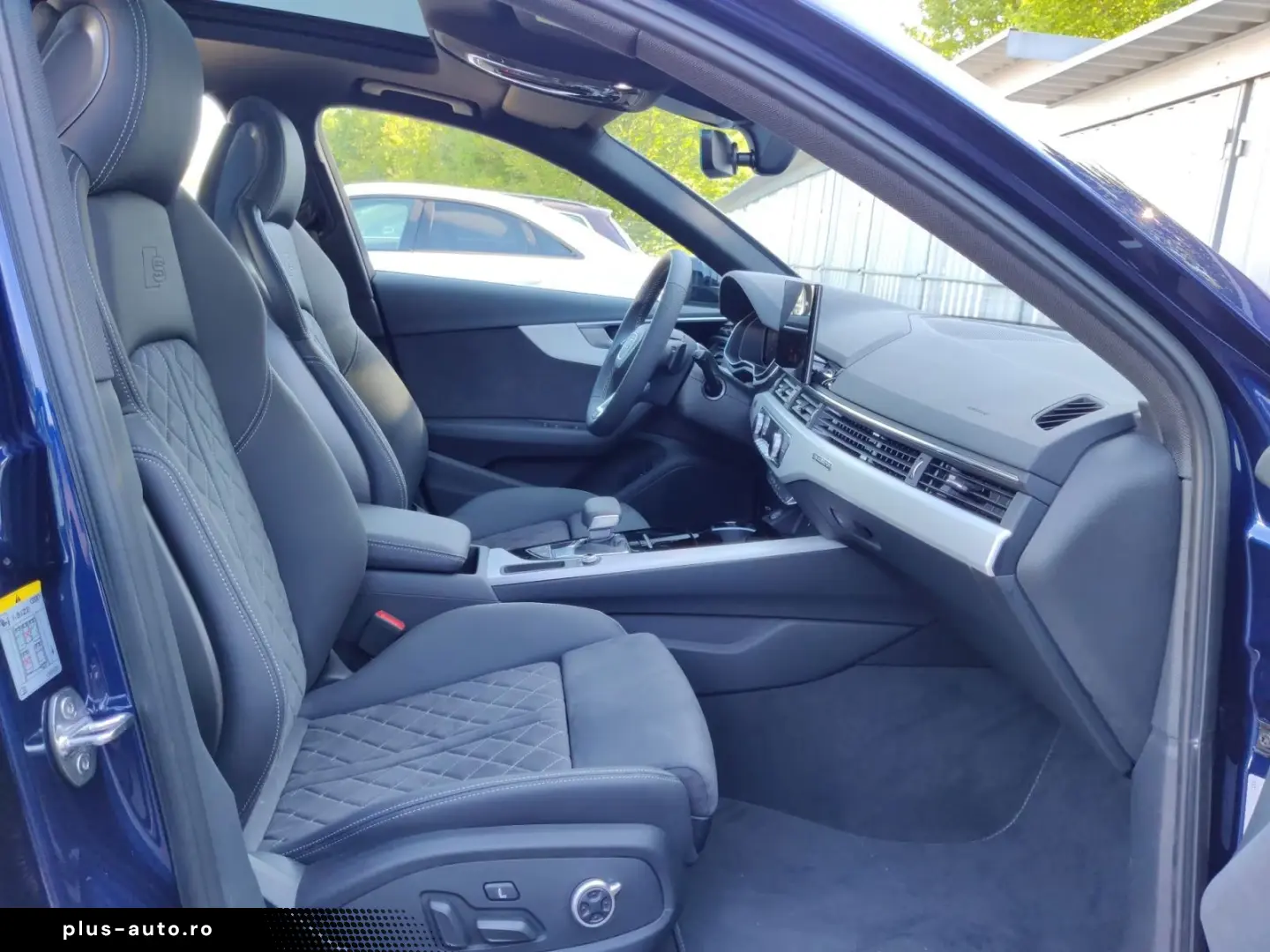 Audi A4 Avant 40 TDI with 2x S line Pano S seats