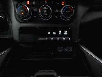 DODGE RAM 5.7 V8 HEMI 4x4 Night LARAMIE LONGBED