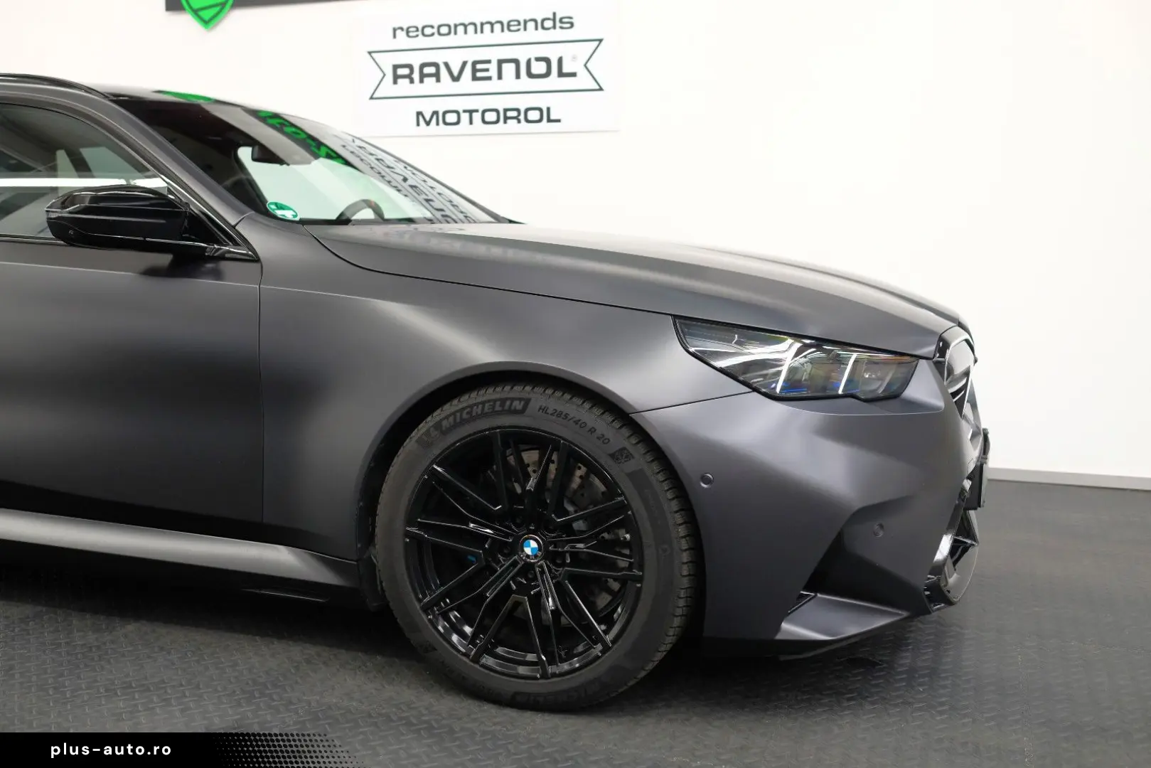 BMW M5 Touring CARBON GLOW B&W DRIVER MATT AHK