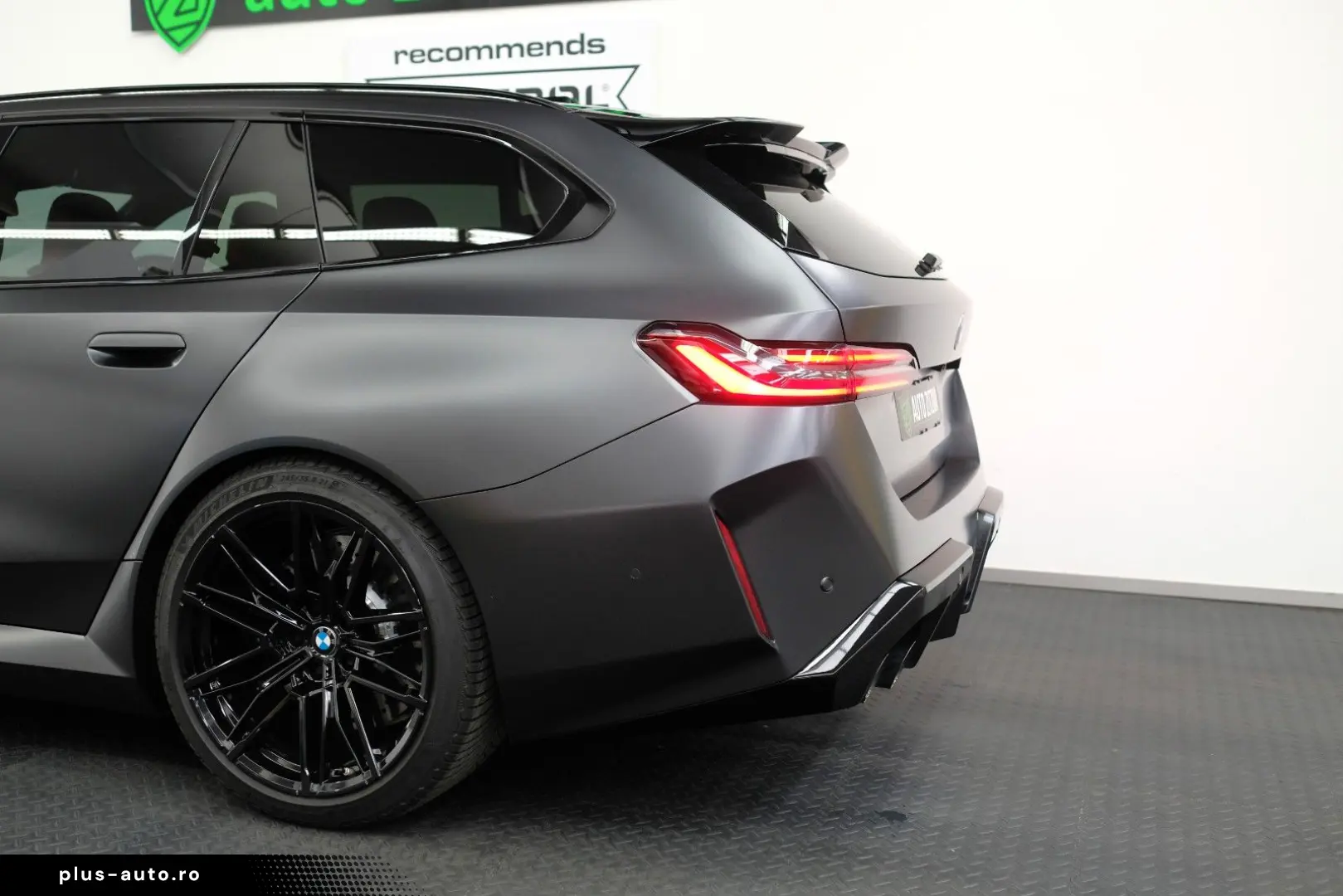 BMW M5 Touring CARBON GLOW B&W DRIVER MATT AHK