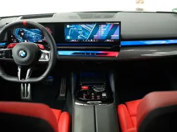 BMW M5 Touring CARBON GLOW B&W DRIVER MATT AHK