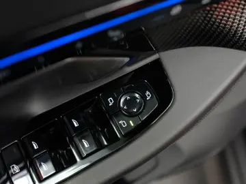 BMW M5 Touring CARBON GLOW B&W DRIVER MATT AHK