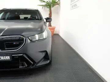 BMW M5 Touring CARBON GLOW B&W DRIVER MATT AHK