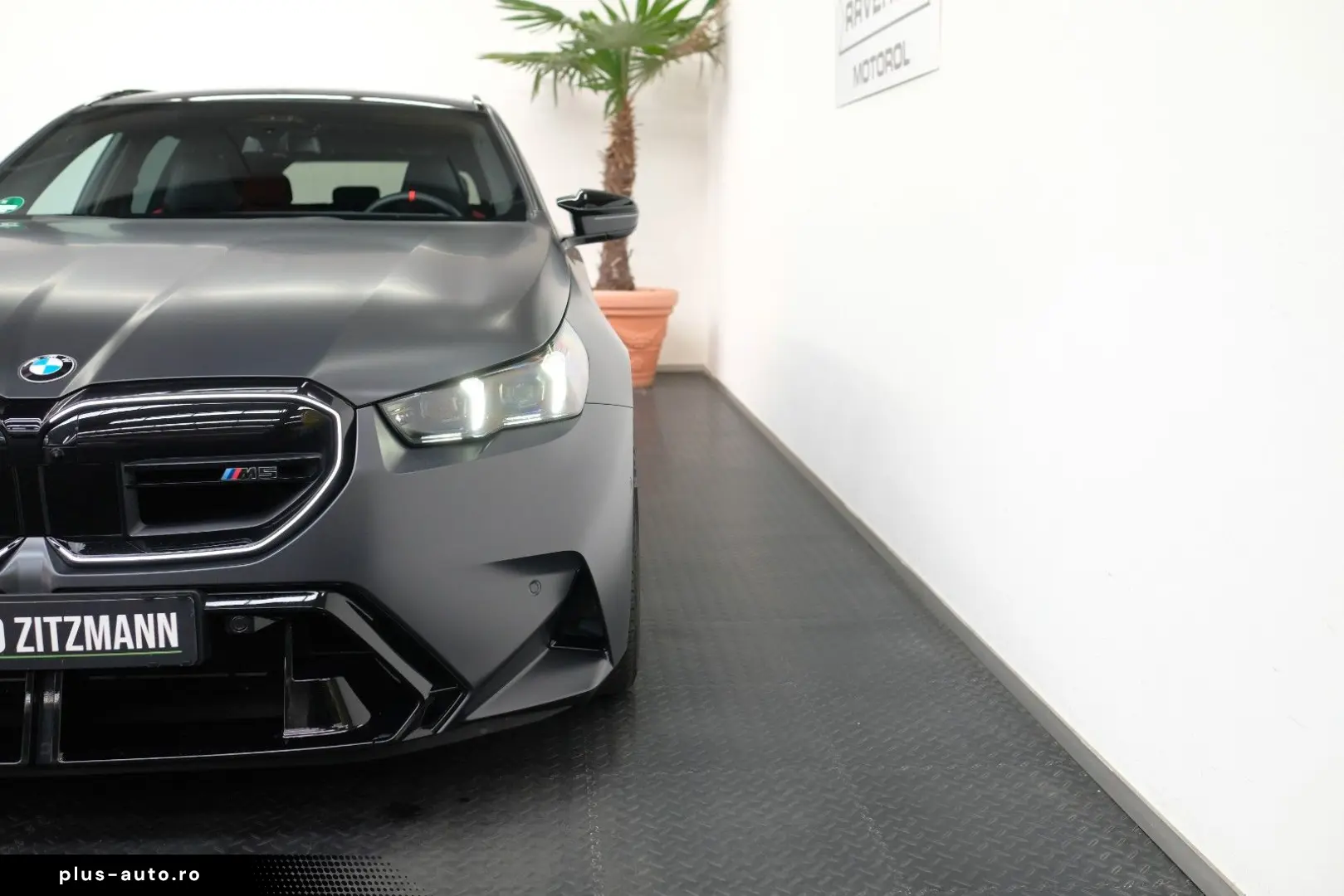 BMW M5 Touring CARBON GLOW B&W DRIVER MATT AHK