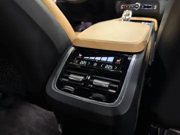 VOLVO XC90 Ultimate Bright AWD PANO MASSAGE LUFT