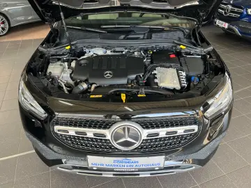 MERCEDES-BENZ GLA 180d Progressive