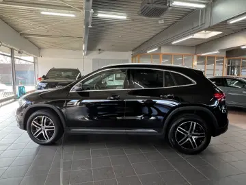 MERCEDES-BENZ GLA 180d Progressive