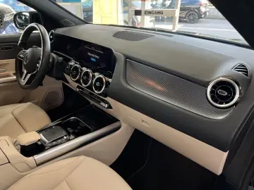 MERCEDES-BENZ GLA 180d Progressive