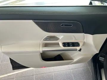 MERCEDES-BENZ GLA 180d Progressive