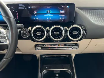 MERCEDES-BENZ GLA 180d Progressive