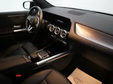 MERCEDES-BENZ GLA 200 Progressive