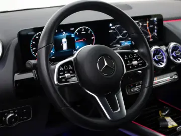 MERCEDES-BENZ GLA 200 Progressive