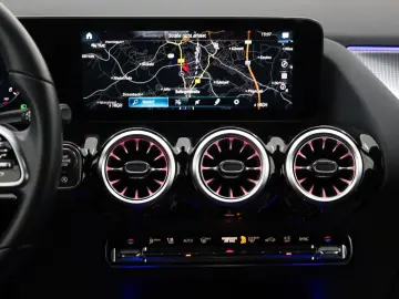 MERCEDES-BENZ GLA 200 Progressive