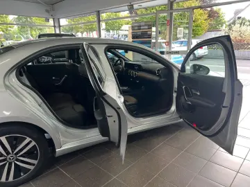 MERCEDES-BENZ A 180 d Limousine Progressive  LED