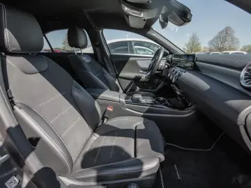 MERCEDES-BENZ A 250 e AMG Limousine  LED MBUX