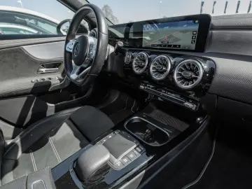 MERCEDES-BENZ A 250 e AMG Limousine  LED MBUX